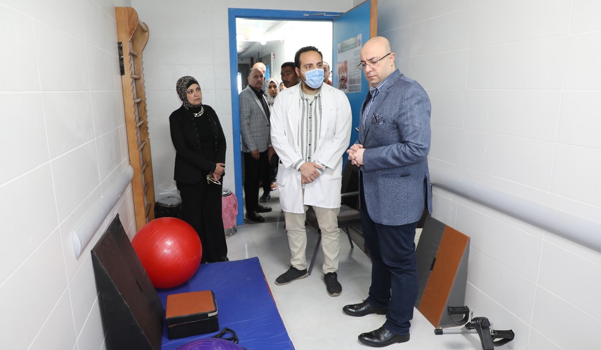 المحافظ أثناء زيارة منية الجيد: حافظوا علي مشروعات حياة كريمة